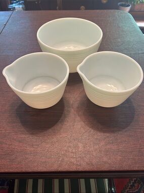 Hamilton Beach Pyrex Nesting Ceramic Mixing Bowls;Set of 3; Very Good Condition